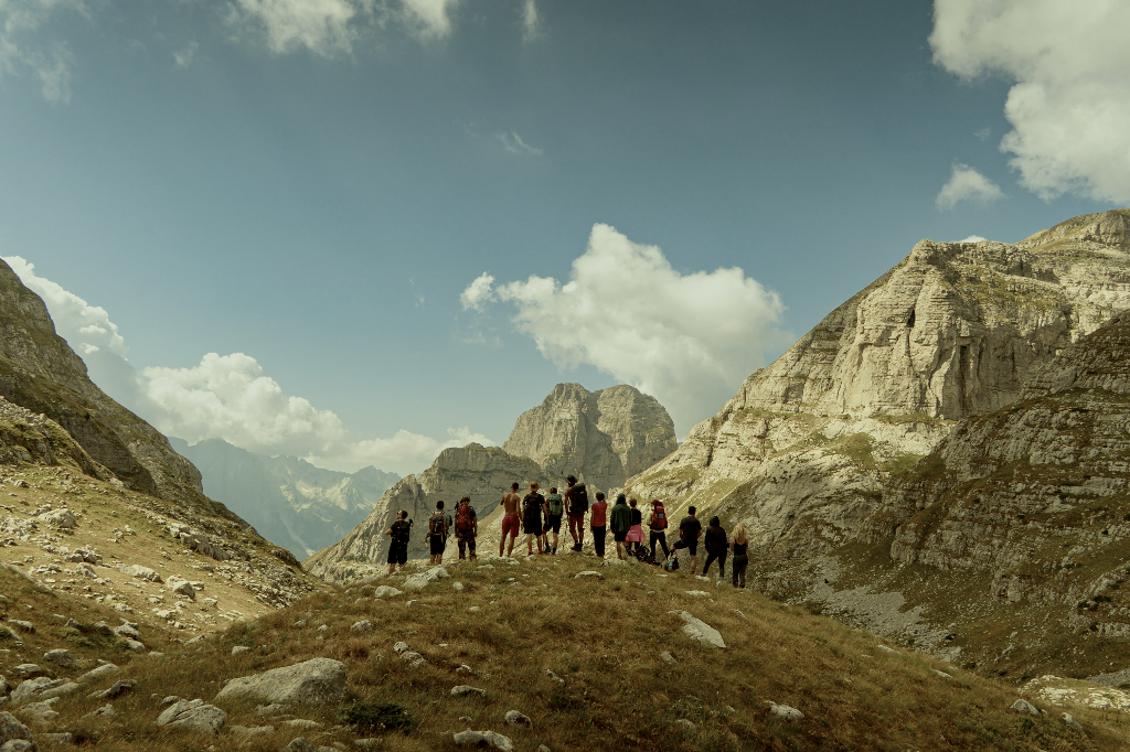 Gruppo in escursione su un sentiero di montagna