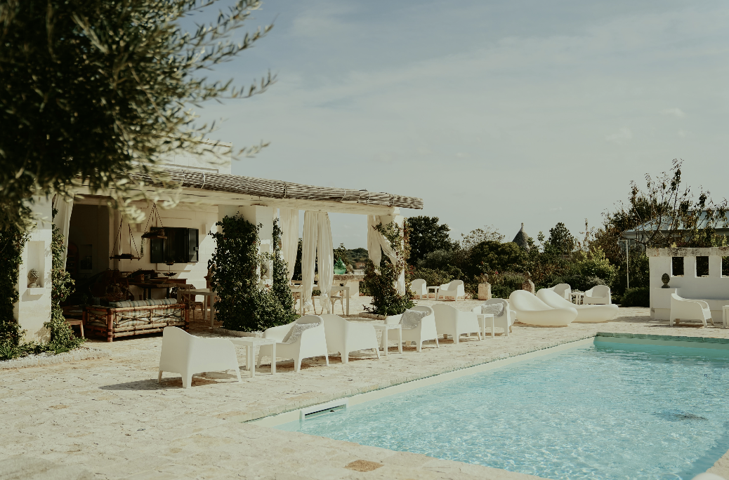 Casa bianca con piscina e patio mediterraneo