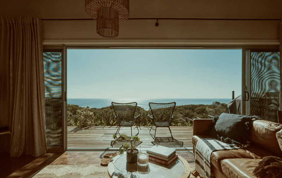 Interno di casa con vetrata panoramica sul mare