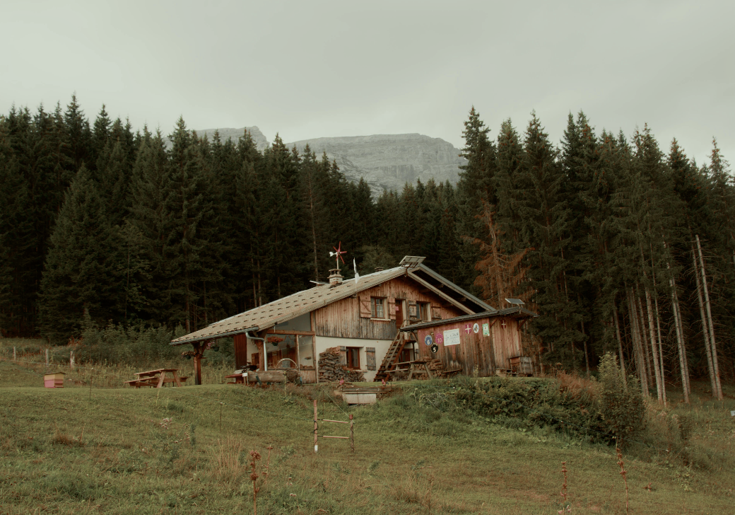 Chalet di legno ai piedi del bosco e delle montagne