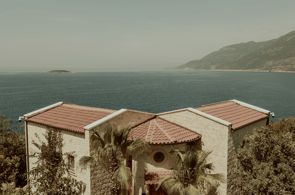 Casa in pietra con vista sul mare e palme