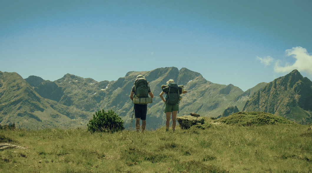 Escursionisti in cammino su un sentiero di cresta