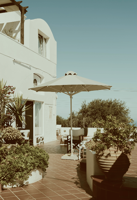 Casa bianca con terrazza e ombrellone